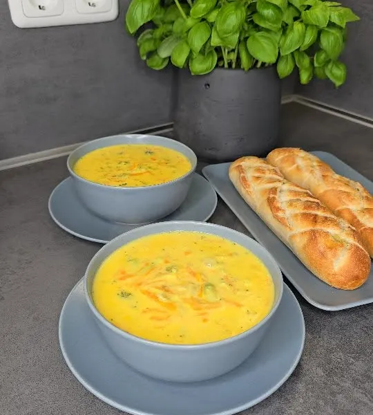 Cremige Brokkoli-Cheddar-Suppe