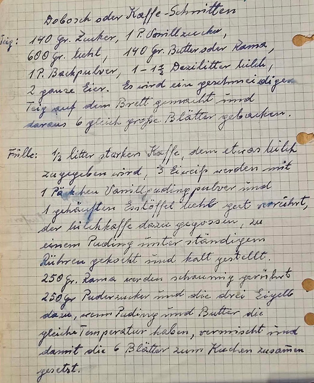 Handgeschriebener, jahrzehntealter Rezeptzettel „Dobosch oder Kaffe-Schnitten“ auf kariertem, gelochtem Papier